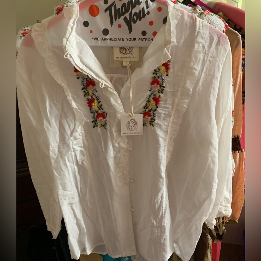 Chasing unicorns blouse, size medium with pearl buttons. New condition.